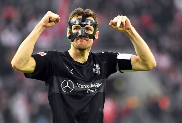 Themen der Woche - SPORT Bilder des Tages - SPORT 04.03.2018, xjhx, Fussball 1.Bundesliga, 1.FC Koeln - VfB Stuttgart, emspor v.l. Christian Gentner (VfB Stuttgart) bedankt bedanken sich bei den Fans jubeln jubelt nach Spielende. Koeln