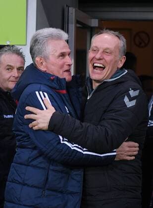 Themen der Woche - SPORT Bilder des Tages - SPORT Fussball 1.Bundesliga Saison 2017 2018 25. Spieltag SC Freiburg - FC Bayern Muenchen 04.03.2018 Trainer Christian Streich (re, SC Freiburg) umarmt Trainer Jupp Heynckes (li, FC Bayern Muenchen) Freiburg