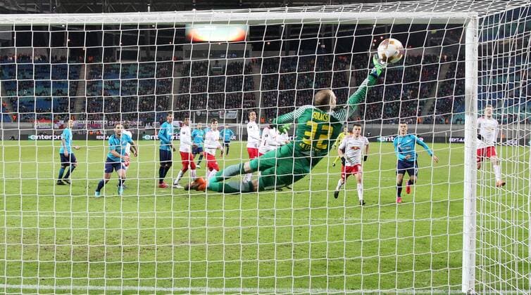 Themen der Woche - SPORT Bilder des Tages - SPORT RB Leipzig - St.Petersburg Fussball Euro League Leipzig, 08.03.2018, Red Bull Arena, Fussball, UEFA EURO EM Europameisterschaft Fussball League , Achtelfinale Hinspiel, RB Leipzig vs. FK Zenit St. Petersburg , Tor für Zenit. Im Bild: Torwart Peter Gulacsi (32, RB Leipzig) kassiert den 1:2 Anschlusstreffer durch DomenicoÊCriscito (4, Zenit). ,