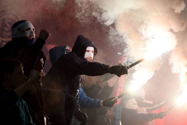 Themen der Woche - SPORT Bilder des Tages - SPORT 09.03.2018, xfux, Fussball 1.Bundesliga, FSV Mainz 05 - FC Schalke 04, emspor, v.l. Fans, Schals, Stimmung, FC Schalke 04, Fanblock Pyrotechnik, Pyro, Rauch, Feuer, Randale, Bengalos, Rauchbomben, pirotecnica, fumo, fuoco Mainz
