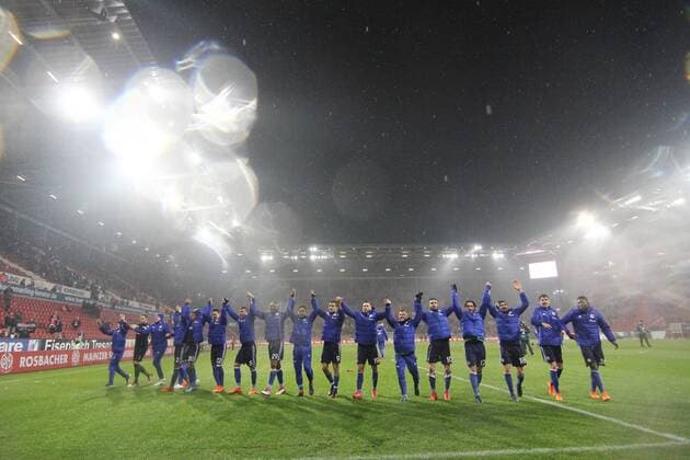 Themen der Woche - SPORT Bilder des Tages - SPORT Mannschaft Mainz feiert den Sieg bei den Fans beim Spiel des 1. FSV Mainz 05 vs. Schalke 04 in der Fussball Bundesliga am 09.03.2018, Mainz Copyright: xEIBNER MichaelxBermelx EP_MBL