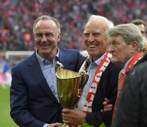 Themen der Woche - SPORT Bilder des Tages - SPORT 10.03.2018, Fussball 1.Liga 2017 2018, 26.Spieltag, FC Bayern München - Hamburger SV, in der Allianz Arena München. v.l. Vorstandsvorsitzender Karl-Heinz Rummenigge (FC Bayern München) und Bulle Franz Roth (Deutschland).