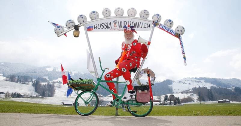 Themen der Woche - SPORT Bilder des Tages - SPORT 21.03.2018 Galgenen SZ , SCHWEIZ , Tourteufel Didi Senft zu Gast in der Schweiz mit seiner neuen Fahrradkonstruktion für die Fussball WM 2018 in Russland