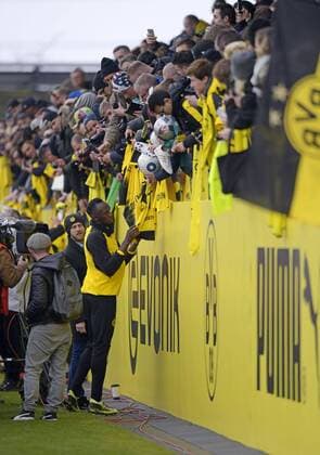 Themen der Woche - SPORT Bilder des Tages - SPORT 23.03.2018, Fussball 1.Liga 2017 2018, Borussia Dortmund, Leichtathletik Star Usain Bolt (Jamaika) trainiert bei den Profis von Dortmund mit. Danach gibt er den fans Autogramme.