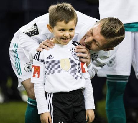 Themen der Woche - SPORT Bilder des Tages - SPORT Düsseldorf, 23.03.2018 Toni Kroos (Deutschland) mit seinem Sohn Leon Deutschland - Spanien