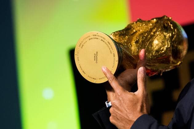 Themen der Woche - SPORT Bilder des Tages - SPORT 180324 Christian Karembeu, former football player and World Cup winner, presents the World Cup Trophy during the FIFA World Cup WM Weltmeisterschaft Fussball Trophy Tour on March 24, 2018 in Oslo. Photo: Jon Olav Nesvold BILDBYRN kod JE 160228 Copyright: JONxOLAVxNESVOLD BB180324JE043