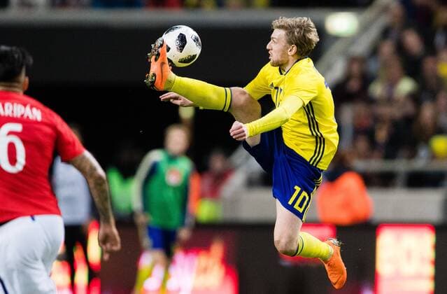 Themen der Woche - SPORT Bilder des Tages - SPORT 180324 Sveriges Emil Forsberg tar ner bollen under träningslandskampen i fotboll mellan Sverige och Chile den 24 mars 2018 i Stockholm. Copyright: ANDREASxLxERIKSSON BB180324AE041