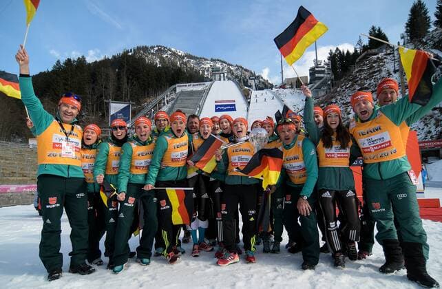 Themen der Woche - SPORT Bilder des Tages - SPORT GER, FIS Ski jumping Skispringen Ski nordisch World Cup Ladies 25.03.2018, Audi Arena, Oberstdorf, GER, FIS Ski Jumping World Cup Ladies, im Bild deutsches Team mit Pokal der Nationenwertung, in der Bildmitte Katharina Althaus (GER, 47) (mit Pokal) und Bundestrainer Andreas Bauer