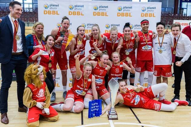 Themen der Woche - SPORT Bilder des Tages - SPORT Siegerfoto; Sieger, Erstplatzierter, Goldmedaille, gold medal TSV 1880 Wasserburg, Basketball, DBBL-Pokal, FinalFour, TSV 1880 Wasserburg-Rutronik Stars Keltern,