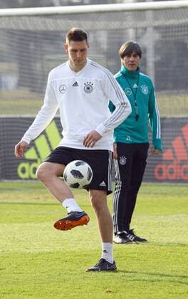 Niklas Süle (Deutschland Germany) mit Bundestrainer Joachim Loew (Deutschland Germany) - 25.03.2018: Training der Deutschen Nationalmannschaft, Olympiastadion Berlin