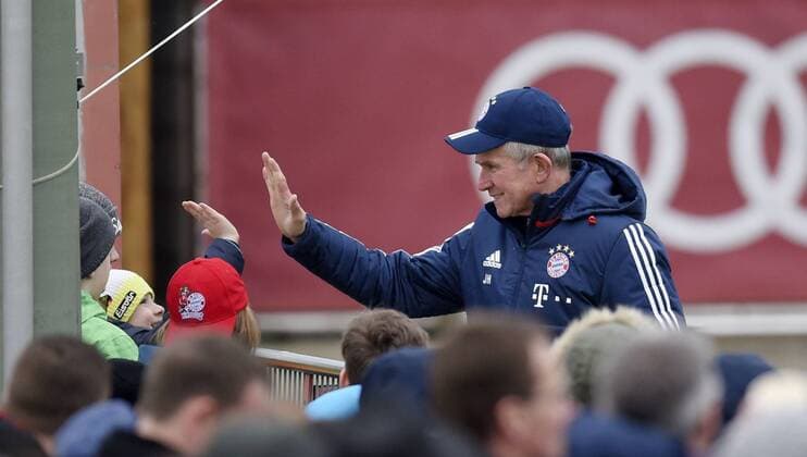 Themen der Woche - SPORT 26.03.2018, Fussball 1.Liga 2017 2018, FC Bayern München Training an der Säbenerstrasse in München. Trainer Jupp Heynckes (FC Bayern München) gibt den Fans am Zaun noch Autogramme und Handschlag für einen kleinen Fan.
