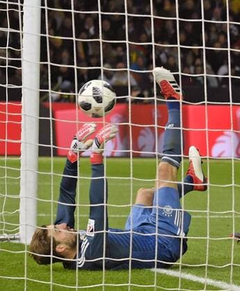 Themen der Woche - SPORT Bilder des Tages - SPORT 27.03.2018, Fussball Länderspiel, Deutschland - Brasilien, im Olympiastadion Berlin. Torschuss zum 1:0 für Brasilien, Kopfball durch Gabriel Jesus (Brasilien), Torwart Kevin Trapp (li, Deutschland) kann den Ball auf dem rücken liegend nicht mehr abwehren.