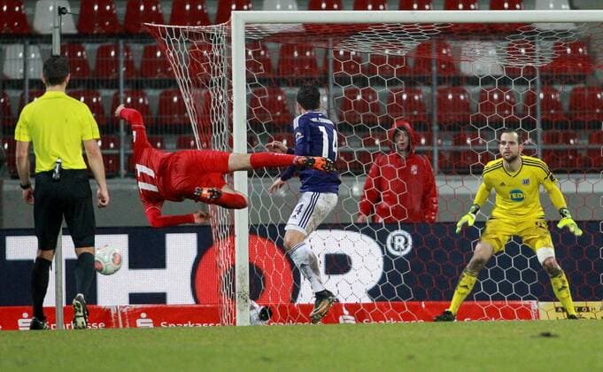 Themen der Woche - SPORT Bilder des Tages - SPORT GER, 3.Liga, FC Rot Weiss Erfurt vs VFL Osnabrück 28.03.2018 , Erfurt, Steigerwaldstadion, Arena Erfurt, GER, 3.Liga, Saison 2017 2018, 27.Spieltag, Nachholspiel, FC Rot Weiss Erfurt vs VFL Osnabrück im Bild Nermin Crnkic (Erfurt) scheitert vor dem Tor