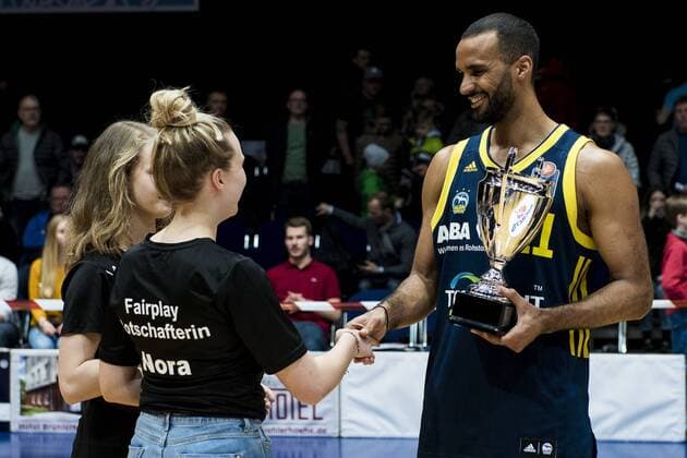 Themen der Woche - SPORT Bilder des Tages - SPORT BBL, Gothaer Rockets - ALBA Berlin easyCredit BBL, Hauptrunde, 18. Spieltag, Rockets - ALBA Berlin, Saison 2017 2018 29 03 2018 - Erfurt: Der Fair Play Pokal geht an Akeem Vargas 11 (ALBA Berlin) nach dem Hauptrundenspiel der easyCredit BBL der Rockets gegen ALBA Berlin am 29. März 2018 in der Messehalle Erfurt. _________________