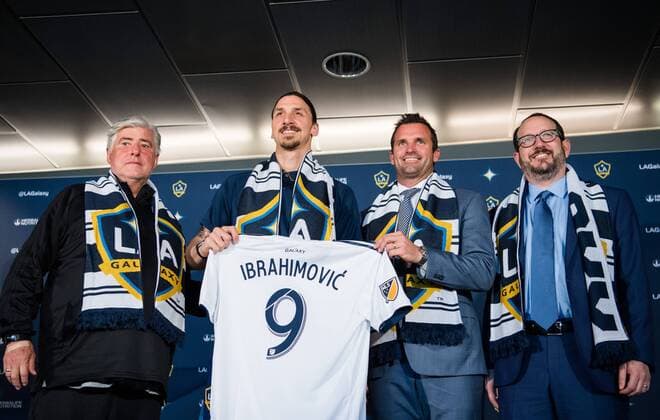 Themen der Woche - SPORT Bilder des Tages - SPORT 180330 Sigi Schmid, Tränare, Chris Klein, Ordförande och Dan Beckerman, VD, när Zlatan Ibrahimovic presenteras under en presskonferens med MLS Fussball Herren USA laget LA Galaxy den 30 mars 2018 i Los Angeles. Copyright: JOELxMARKLUND BB180330JM068