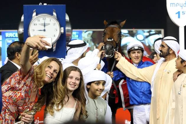 Themen der Woche - SPORT Bilder des Tages - SPORT 31.03.2018, Dubai, UAE, VEREINIGTE ARABISCHE EMIRATE - The wife of Christophe Soumillon takes a picture of Thunder Snow and connection after winning the Dubai World Cup. Meydan racecourse. (Pferd, Thunder Snow, Sieg, Trainer, Suroor, al Maktoum) 180331D689DUBAI_MEYDAN.JPG