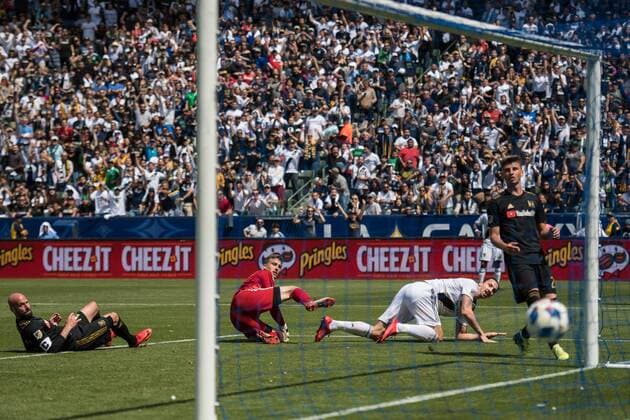Themen der Woche - SPORT Bilder des Tages - SPORT 180331 LA Galaxys Zlatan Ibrahimovic gör 4-3 bakom Los Angeles FC:s malvakt Tyler Miller under fotbollsmatchen i MLS Fussball Herren USA mellan LA Galaxy och Los Angeles FC den 31 mars 2018 i Los Angeles. Copyright: JOELxMARKLUND BB180331JM100