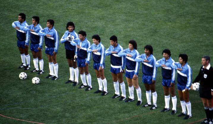 FIFA World Cup WM Weltmeisterschaft Fussball - Espana 1982 (Spain 1982) 15.6.1982, Nuevo Estadio, Elche. FIFA World Cup 1982, Group 3: Hungary v El Salvador. El Salvador team line up Mannschaftsbild Totale for the anthem. From left to right: Carlos Recinos, Jos Luis Rugamas, Joaqu Ventura, Luis Guevara Mora, Mario Castillo, Jorge Mico Gonzez, Francisco Jovel, Jaime Chelona Rodruez, Jos Rivas, er Herndez & Jos Norberto Paro Huezo. Noxthirdxpartyxsales (75026362)