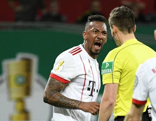 Themen der Woche - SPORT Bilder des Tages - SPORT BayArena Leverkusen NRW 17.4.2018, Fussball DFB Pokal Saison 2017 18 Halbfinale, Bayer 04 Leverkusen vs FC Bayern München (Munchen, Muenchen) --- Jerome Boateng (Bayern München) schreit, brüllt, schimpft, motzt Schiedsrichter Daniel Siebert an