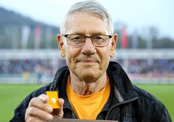 GER, 3.Liga, FC Carl Zeiss Jena vs 1.FC Magdeburg 17.04.18 , Jena, Ernst-Abbe-Sportfeld, GER, 3.Liga, Saison 2017 2018, 30.Spieltag, Nachholspiel, FC Carl Zeiss Jena vs 1.FC Magdeburg im Bild Eberhard Vogel (75) wird mit der Auszeichnung Goldener Fussball geehrt