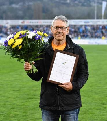 Fussball, Herren, Saison 2017 2018, 3. Liga (30. Spieltag, Nachholspiel), FC Carl Zeiss Jena - 1. FC Magdeburg, Ex-Nationalspieler Eberhard Vogel bekam in der Halbzeit zu seinem 75. Geburtstag Blumen und die Ehrennadel Goldener Fußball des FC Carl Zeiss Jena, 17.04. 2018, Copyright: xMatthiasxKochx