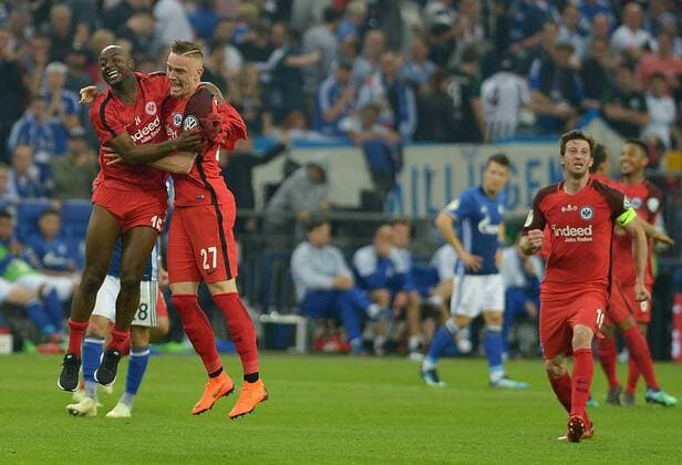 Themen der Woche - SPORT Bilder des Tages - SPORT Gelsenkirchen, Germany 18.04.2018, DFB-Pokal, Halbfinale, FC Schalke 04 - Eintracht Frankfurt, Jubel Spieler Frankfurt nach Spielende ( DeFodi521