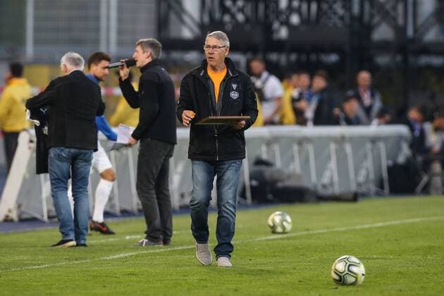 Eberhard Vogel (GER) - Ehrung zum 75. Geburtstag in der Halbzeitpause - 3. Liga Saison 2017-2018 Punktspiel FC Carl Zeiss Jena vs. 1. FC Magdeburg im Ernst Abbe Sportfeld in Jena - Deutschland, Fussball, Mann, Maenner,17.04.2018