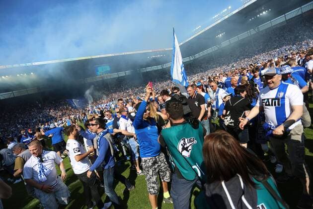 Themen der Woche - SPORT Bilder des Tages - SPORT 21.04.2018, xcsx, Fussball 3.Liga, 1.FC Magdeburg - Fortuna Koeln, emspor, v.l. Platzsturm, feiern, Magdeburg feiert Aufstieg Magdeburg
