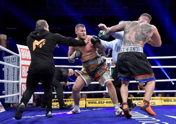 Themen der Woche - SPORT Boxen :Tom Schwarz vs.Senad Gashi,21.04.2018 Boxen:Profis,Chaos nach dem Kampf Tom Schwarz (Deutschland) gegen Senad Gashi (Deutschland) im Kampf um den Titel des WBO-Inter-Continental-Champion im Schwergewicht am 21.04.2018 im Estrel Hotel Berlin.
