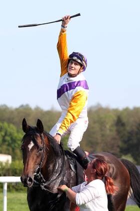 Themen der Woche - SPORT Bilder des Tages - SPORT 22.04.2018, Hoppegarten, Brandenburg, GER - Devastar mit Martin Seidl gewinnt den Preis von Dahlwitz. Galopprennbahn Hoppegarten. () 180421D951HOPPEGARTEN.JPG