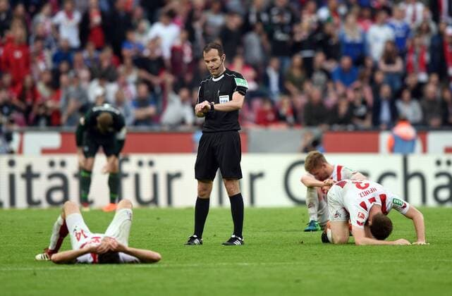 Themen der Woche - SPORT Bilder des Tages - SPORT 1. FC Köln - FC Schalke 04 22.04.2018. Enttäuschte Kölner nach dem Schlußpfiff. Vorne: Jonas Hector. Dahinter: Dominique Heintz und Simon Terodde. In der Mitte: Schiedsrichter Marco Fritz.