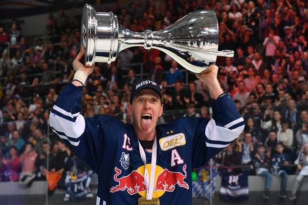Bilder des Tages - SPORT Jason JAFFRAY (M) mit Pokal,Trophaee,Cup,Siegerehrung, Jubel,Freude,Begeisterung, EHC Red Bull Muenchen-Eisbaeren Berlin 6-3. Eishockey DEL Play Off Finale Spiel 7 am 26.04.2018. Deutscher Meister 2018.