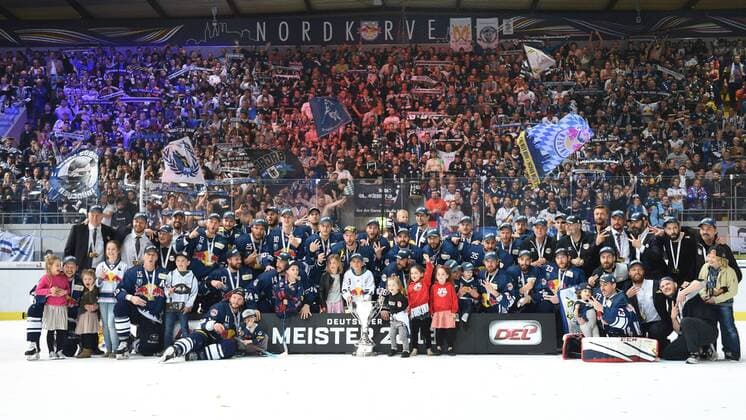 Bilder des Tages - SPORT Eishockey, Herren, DEL, Saison 2017 18, Finale um die Deutsche Meisterschaft, 7. Finalspiel, Red Bull München - Eisbären Berlin, Jubel bei den Münchnern nach der dritten deutschen Meisterschaft in Folge, 26.04.18, Copyright: xMichaelxHundtx xMatthiasxKochx