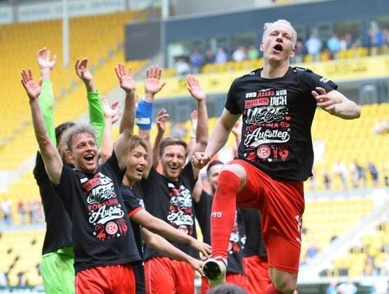 Bilder des Tages - SPORT Mannschaft von Fortuna Duesseldorf feiert den Aufstieg in die 1. Bundesliga, SG Dynamo Dresden vs. Fortuna Duesseldorf, Fussball, 2. Bundesliga, 28.04.2018, SG Dynamo Dresden vs. Fortuna Duesseldorf, Fussball, 2. Bundesliga, 28.04.2018 Dresden Copyright: xBertxHarzer xEibner-Pressefotox EP_bhr