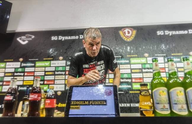 Bilder des Tages - SPORT Fußball, 2. Bundesliga, Saison 2017 2018, SG Dynamo Dresden, 32. Spieltag, SG Dynamo Dresden - Fortuna Düsseldorf (28.04.2018), DDV - Stadion, Dresden. Düsseldorfs Trainer Friedhelm Funkel nach der Bierdusche seiner Spieler nach dem Aufstieg in die Bundesliga während der Pressekonferenz.