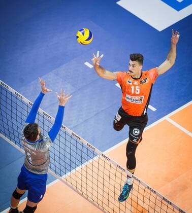 Bilder des Tages - SPORT Berlin, Deutschland, 29.04.2018: Russell Kyle (BR Volleys 15) gegen den Block aus David Sossenheimer (Friedrichshafen 5) beim Play-Off Finale Spiel 2 der Volleyball Bundesliga zwischen Berlin Recycling Volleys und VfB Friedrichshafen.