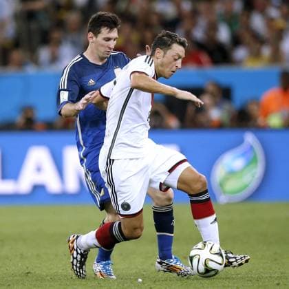 OEZIL Mesut Team Deutschland mit Kapitaen MESSI World Cup 2014 Brasil FIFA Fussball Weltmeisterschaften 2014 in Brasilien Finale Spiel Deutschland gegen Argentinien 1 : 0 am 13.Juli 2014 in Rio de Janeiro
