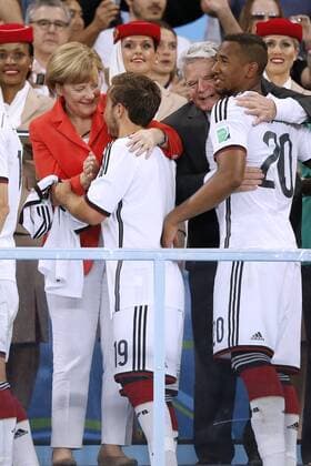 GOETZE Mario Team Deutschland bei der Siegerehrung mit Kanzlerin MERKEL Angela rechts President GAUCK mit BOATENG Jerome World Cup 2014 Brasil FIFA Fussball Weltmeisterschaften 2014 in Brasilien Finale Spiel Deutschland gegen Argentinien 1 : 0 am 13.Juli 2014 in Rio de Janeiro