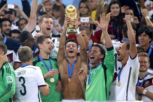 OEZIL Mesut Team Deutschland bei der Siegerehrung mit Welt Pokal World Cup 2014 Brasil FIFA Fussball Weltmeisterschaften 2014 in Brasilien Finale Spiel Deutschland gegen Argentinien 1 : 0 am 13.Juli 2014 in Rio de Janeiro
