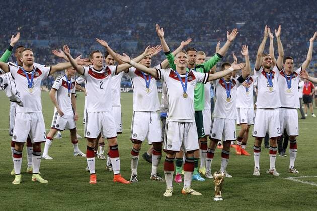 SCHWEINSTEIGER Bastian Team Deutschland bei der Siegerehrung mit Welt Pokal World Cup 2014 Brasil FIFA Fussball Weltmeisterschaften 2014 in Brasilien Finale Spiel Deutschland gegen Argentinien 1 : 0 am 13.Juli 2014 in Rio de Janeiro