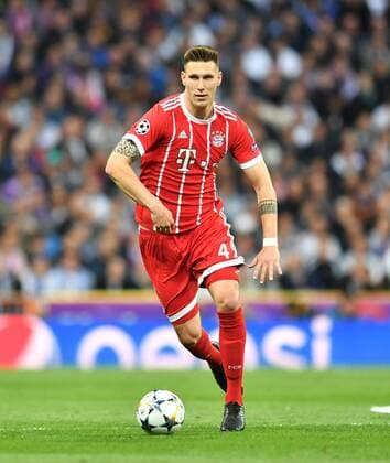 Niklas Süle (FC Bayern), am Ball Real Madrid - FC Bayern UEFA-Champions League, CL, Halbfinale, 1 2 Finale, Rückspiel, Saison 2017 2018, Fußball, Fussball, soccer, Herren, Deutschland, Germany, Madrid, 1.5.2018 Stadion Bernabeu