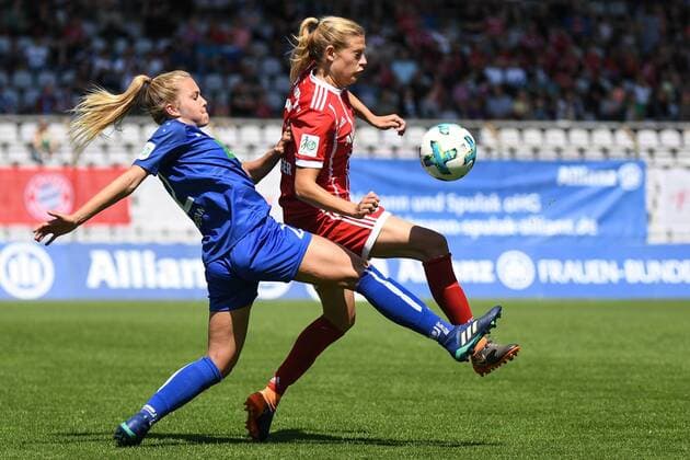 Themen der Woche - SPORT Bilder des Tages - SPORT v.li.: Nina Ehegötz (Nina Ehegoetz, Potsdam, 22) Carina Wenninger (FC Bayern München, FCB, 19) im Zweikampf, Duell, duel, tackle, Dynamik, Action, Aktion, Fussball,Allianz Frauen-Bundesliga, FC Bayern München - 1. FFC Turbine Potsdam,