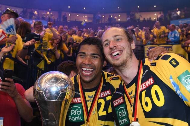 Themen der Woche - SPORT Bilder des Tages - SPORT HBL, DHB-Pokal, Finale, Rhein-Neckar Loewen vs TSV Hannover-Burgdorf 05.05.18, Barcelycard Arena, Hamburg, HBL, DHB-Pokal, Finale, Rhein-Neckar Loewen vs TSV Hannover-Burgdorf im Bild die Spieler der Loewen jubeln mit dem Pokal ueber den Sieg