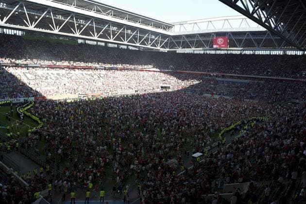 Themen der Woche - SPORT Bilder des Tages - SPORT Fortuna Duesseldorf, Germany 06.05.2018, 2. Bundesliga 33. Spieltag, Fortuna Duesseldorf - Holstein Kiel, Fans stuermen den Rasen ( DeFodi053