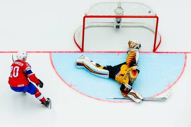 Themen der Woche - SPORT Bilder des Tages - SPORT Eishockey WM, Deutschland - Norwegen 180506 Anders Bastiansen of Norway scores 2-3 behind goaltender Timo Pielmeier of Germany during the IIHF Ice hockey Eishockey World Championship WM Weltmeisterschaft match between Germany and Norway on May 6, 2018 in Herning. Photo: Vegard Wivestad Gr¿tt BILDBYRN kod VG 170155 Copyright: VEGARDxWIVESTADxGR¯TT BB180506ZJ005