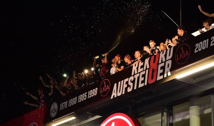 Themen der Woche - SPORT Bilder des Tages - SPORT 06.05.2018 - 1. FC Nürnberg Nuernberg FCN Club - 2. Fussball Bundesliga - Saison 2017 2018 - Ankunft Rückkehr in Nürnberg nach Auswärtsspiel beim SV Sandhausen - Aufstieg Aufsteiger Aufstiegsfeier - OGo - Mannschaft Team Jubel Freude