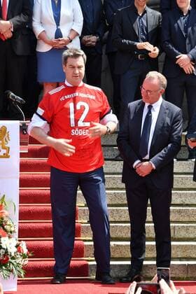 Themen der Woche - SPORT Bilder des Tages - SPORT Ministerpräsident Dr. Markus Söder, Karl-Heinz Rummenigge Empfang des FC Bayern in der München Staatskanzlei Ministerpräsident Dr. Markus Söder empfängt den Rekordmeister FC Bayern München München 09. Mai 2018