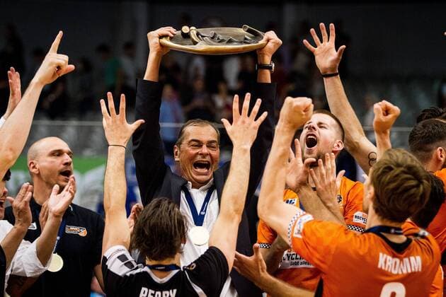 Themen der Woche - SPORT Bilder des Tages - SPORT Jubel Stelian Moculescu (Trainer, Berlin) und die Schale; Volleyball Bundesliga Finale Herren: VfB Friedrichshafen vs Berlin Recycling Volleys, ZF Arena Friedrichshafen, 20180510; Volleyball Bundesliga Finale Herren: VfB Friedrichshafen vs Berlin Recycling Volleys, ZF Arena Friedrichshafen, 20180510 Copyright: xWuechnerx xEibner-Pressefotox EP_nwr