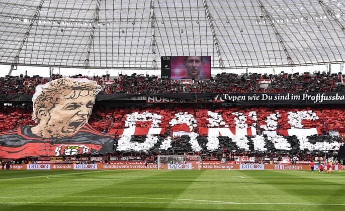 Themen der Woche - SPORT Bilder des Tages - SPORT Fussball, Bundesliga, Deutschland, Herren, Saison 2017 2018, 34. Spieltag, BayArena Leverkusen, Bayer Leverkusen (schwarz) - Hannover 96 (weiss); Choreographie zum Abschied von Stefan Kiessling (LEV),