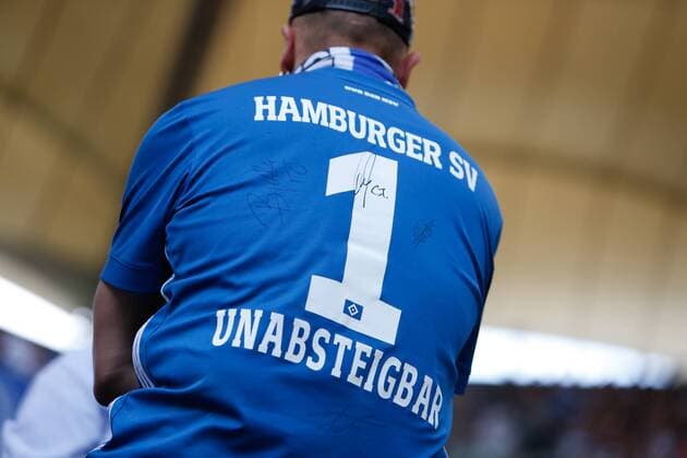 Themen der Woche - SPORT 12.05.2018, xtgx, Fussball 1.Bundesliga, Hamburger SV - Borussia Moenchengladbach, emspor, v.l. hamburger fan in einem trikot mit aufdruck unabsteigbar Hamburg
